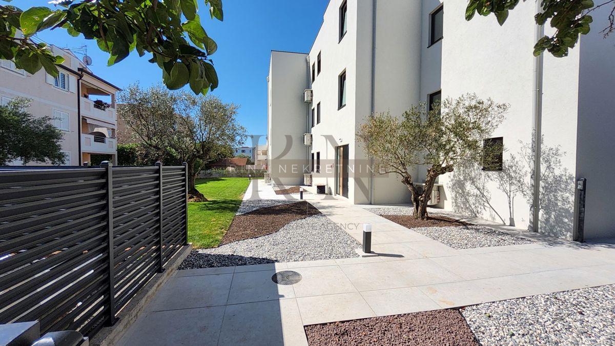 Poreč novogradnja z bazenom in pogledom na morje