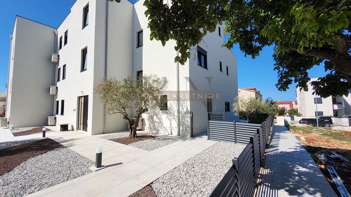 Poreč novogradnja z bazenom in pogledom na morje