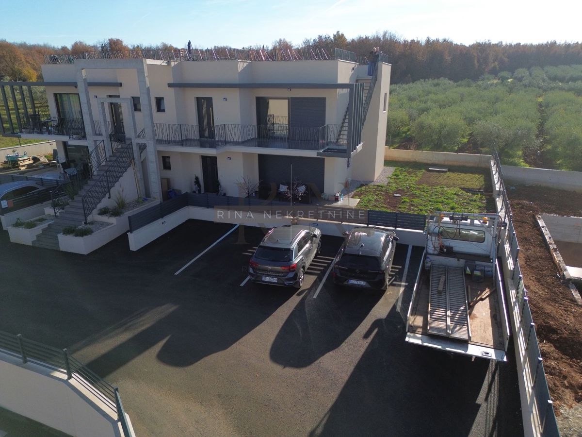 Istra – Poreč: apartma s strešno teraso in pogledom na morje