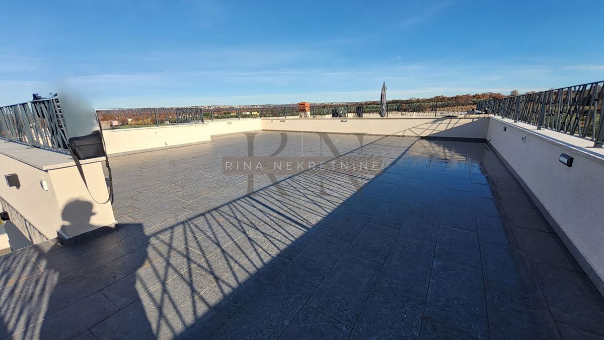 Istra – Poreč: apartma s strešno teraso in pogledom na morje