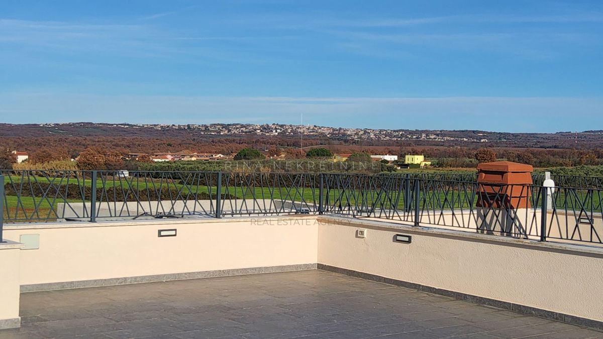 Istra – Poreč: apartma s strešno teraso in pogledom na morje