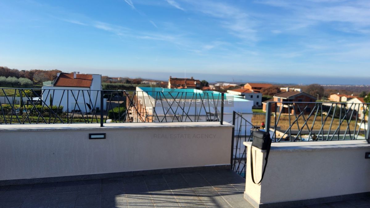 Istra – Poreč: apartma s strešno teraso in pogledom na morje