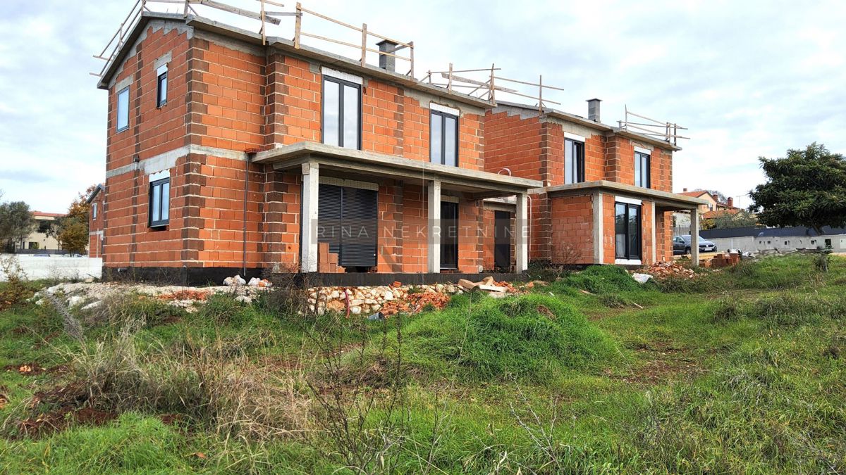 Moderna hiša z bazenom v Istri – blizu Poreča