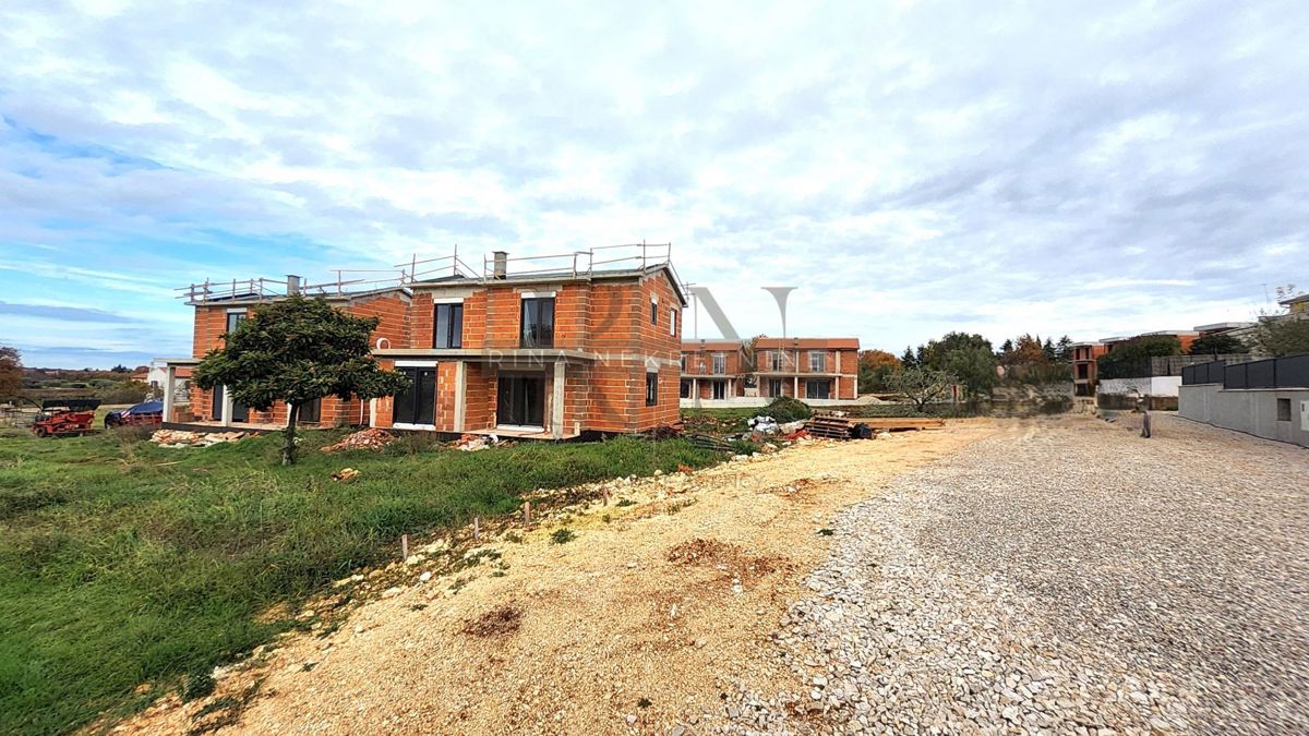 Moderna hiša z bazenom v Istri – blizu Poreča