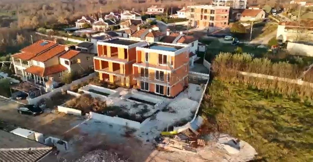 Hiša z bazenom in dvema stanovanjema – Istra, Poreč, pogled na morje