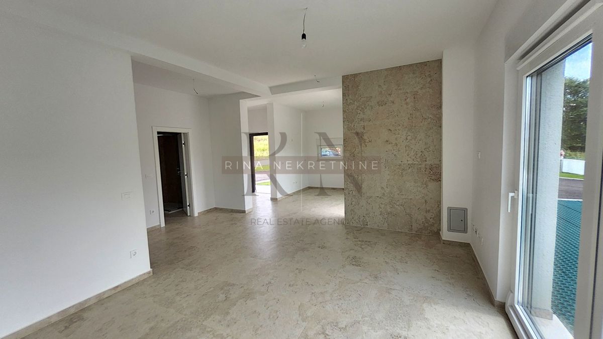 ISTRA-POREČ, STANOVANJE 76,27m2 + VRT