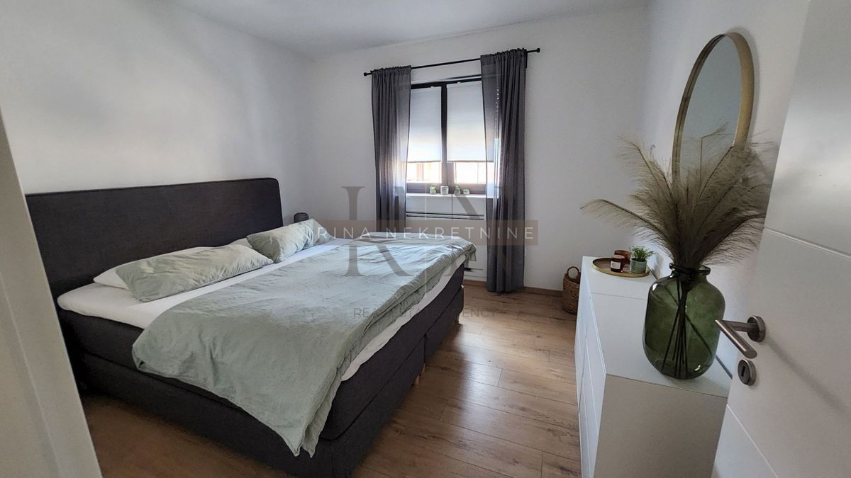 Poreč – opremljeno stanovanje s teraso in parkiriščem