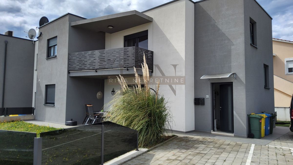 Poreč – opremljeno stanovanje s teraso in parkiriščem