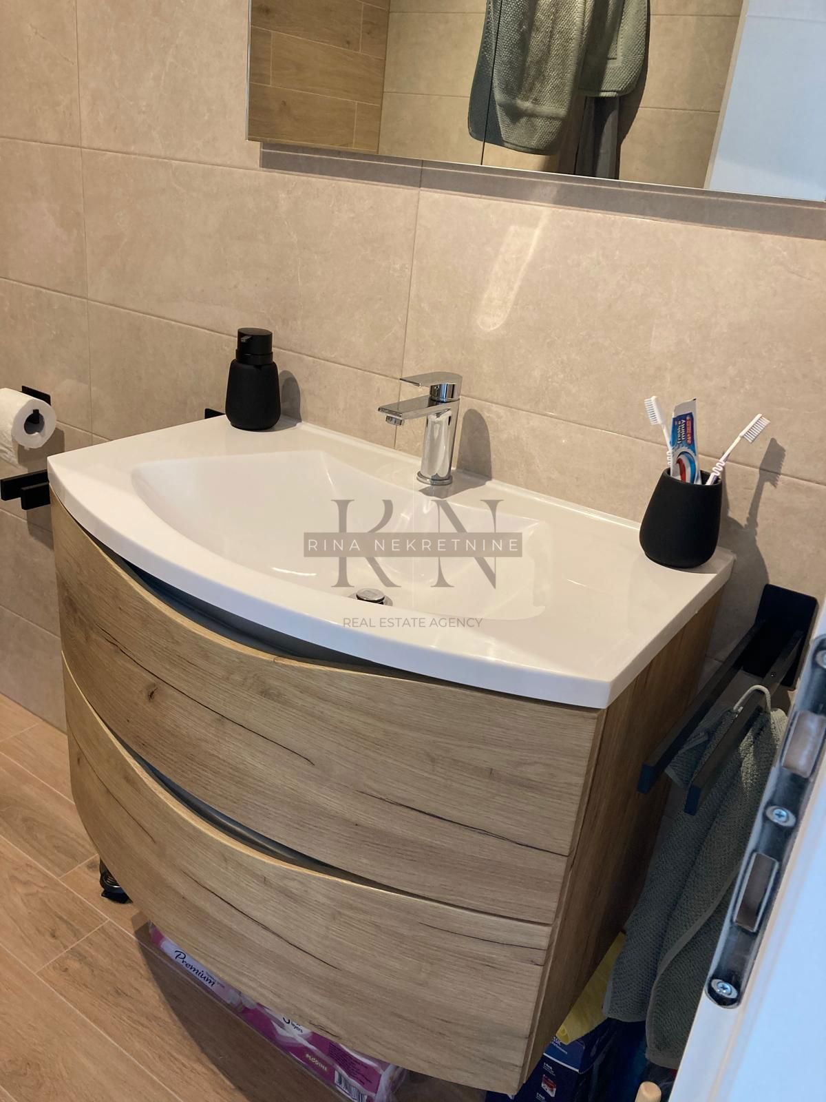 Poreč – opremljeno stanovanje s teraso in parkiriščem