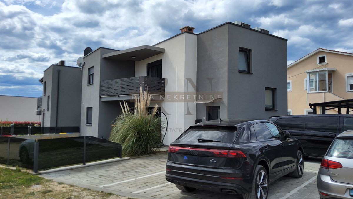 Poreč – opremljeno stanovanje s teraso in parkiriščem