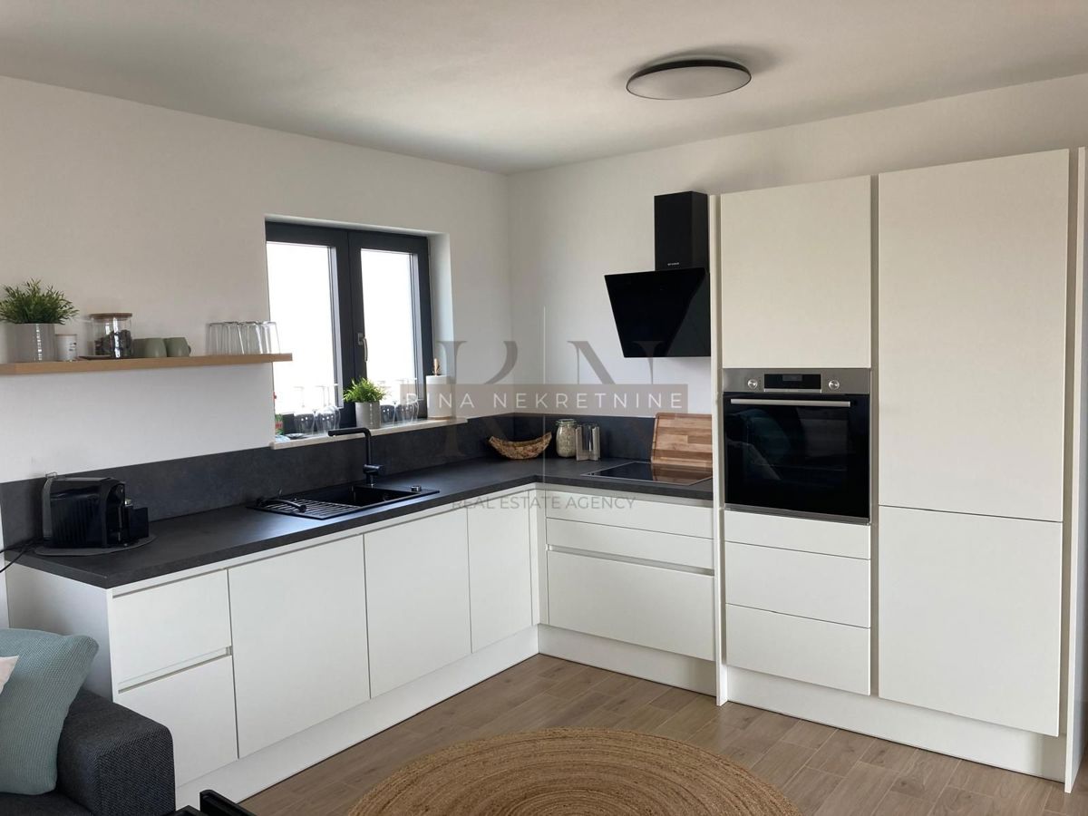 Poreč – opremljeno stanovanje s teraso in parkiriščem