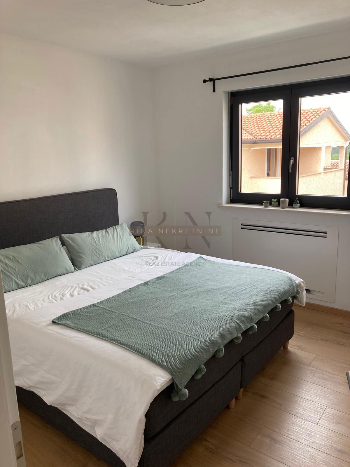 Poreč – opremljeno stanovanje s teraso in parkiriščem