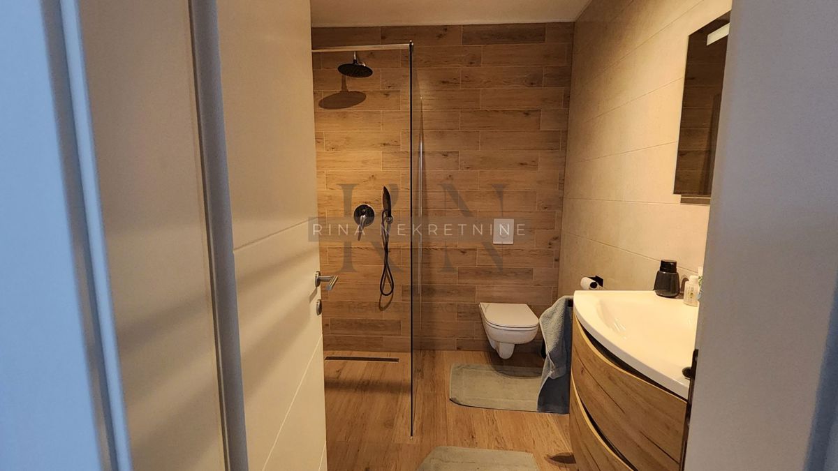 Poreč – opremljeno stanovanje s teraso in parkiriščem