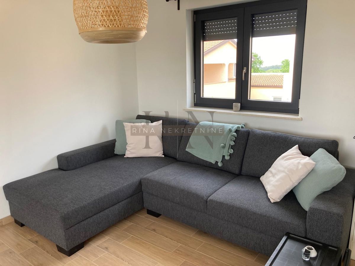 Poreč – opremljeno stanovanje s teraso in parkiriščem