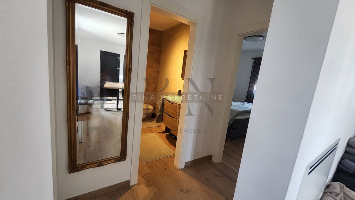 Poreč – opremljeno stanovanje s teraso in parkiriščem