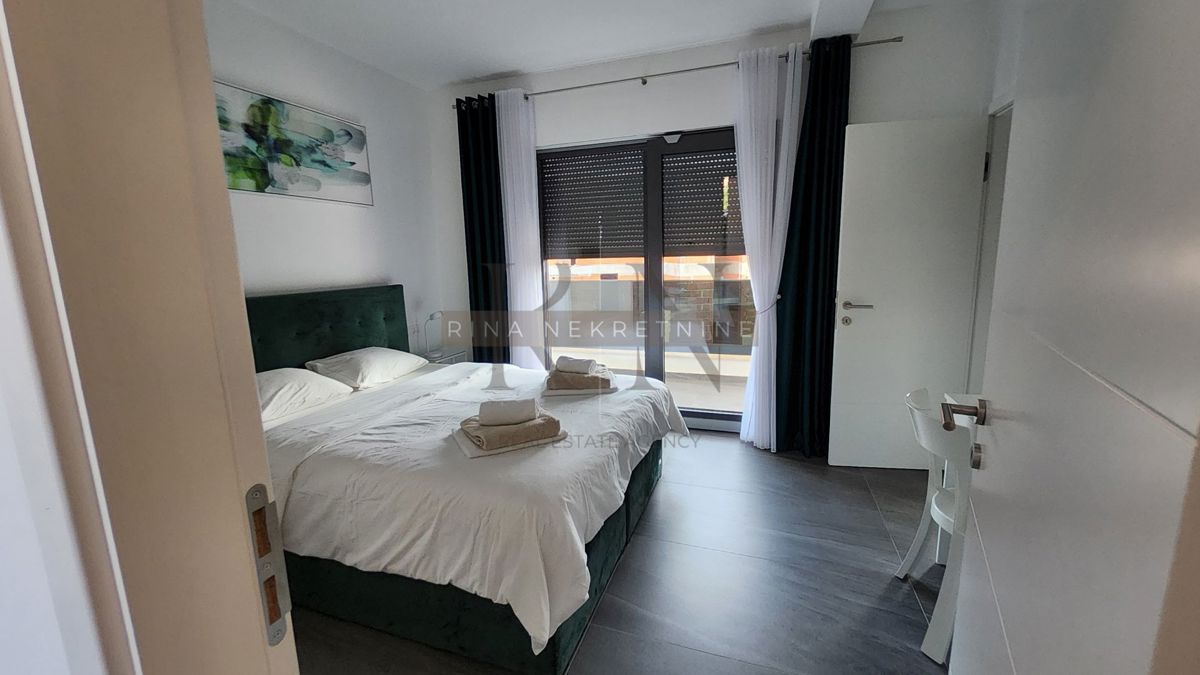 Luksuzna vila z bazenom, jacuzzijem in savno – novogradnja, 800 m od morja, 4 zvezdice