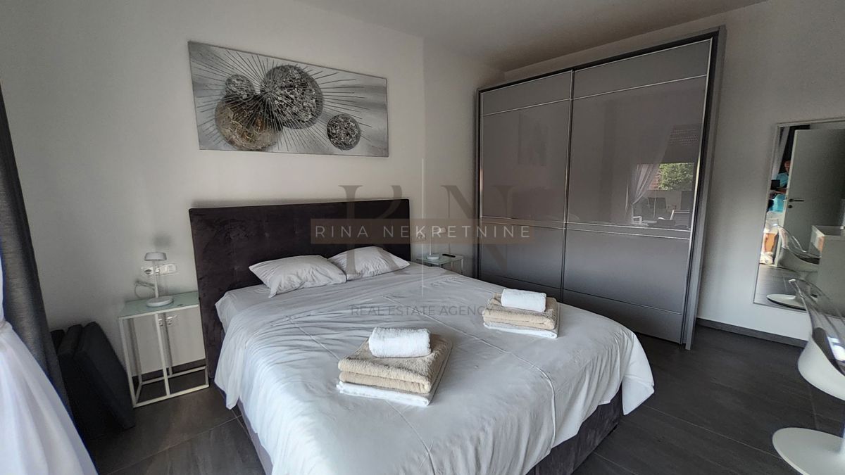 Luksuzna vila z bazenom, jacuzzijem in savno – novogradnja, 800 m od morja, 4 zvezdice