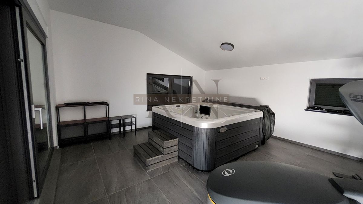 Luksuzna vila z bazenom, jacuzzijem in savno – novogradnja, 800 m od morja, 4 zvezdice