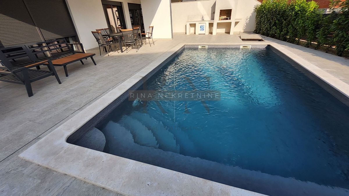 Luksuzna vila z bazenom, jacuzzijem in savno – novogradnja, 800 m od morja, 4 zvezdice