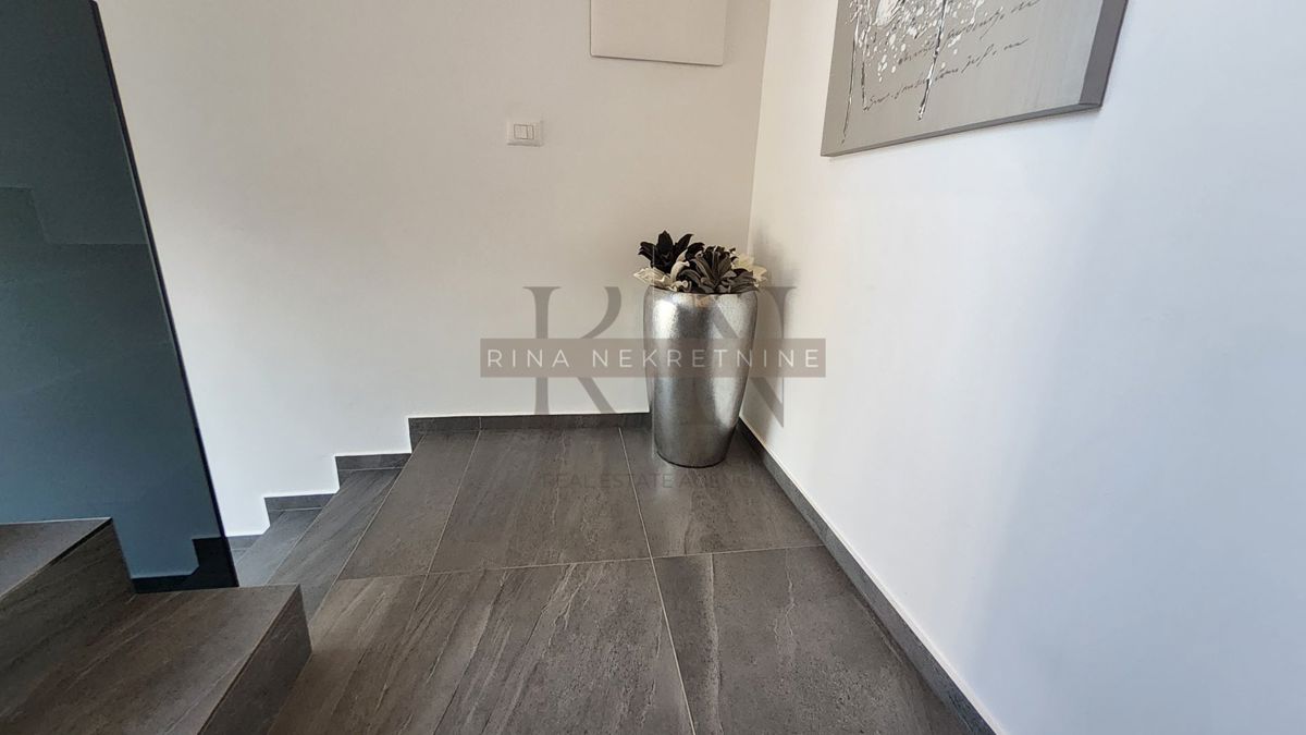 Luksuzna vila z bazenom, jacuzzijem in savno – novogradnja, 800 m od morja, 4 zvezdice
