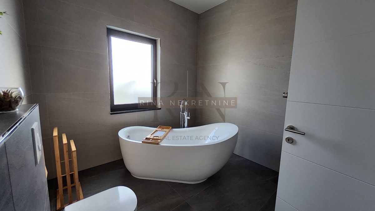 Luksuzna vila z bazenom, jacuzzijem in savno – novogradnja, 800 m od morja, 4 zvezdice