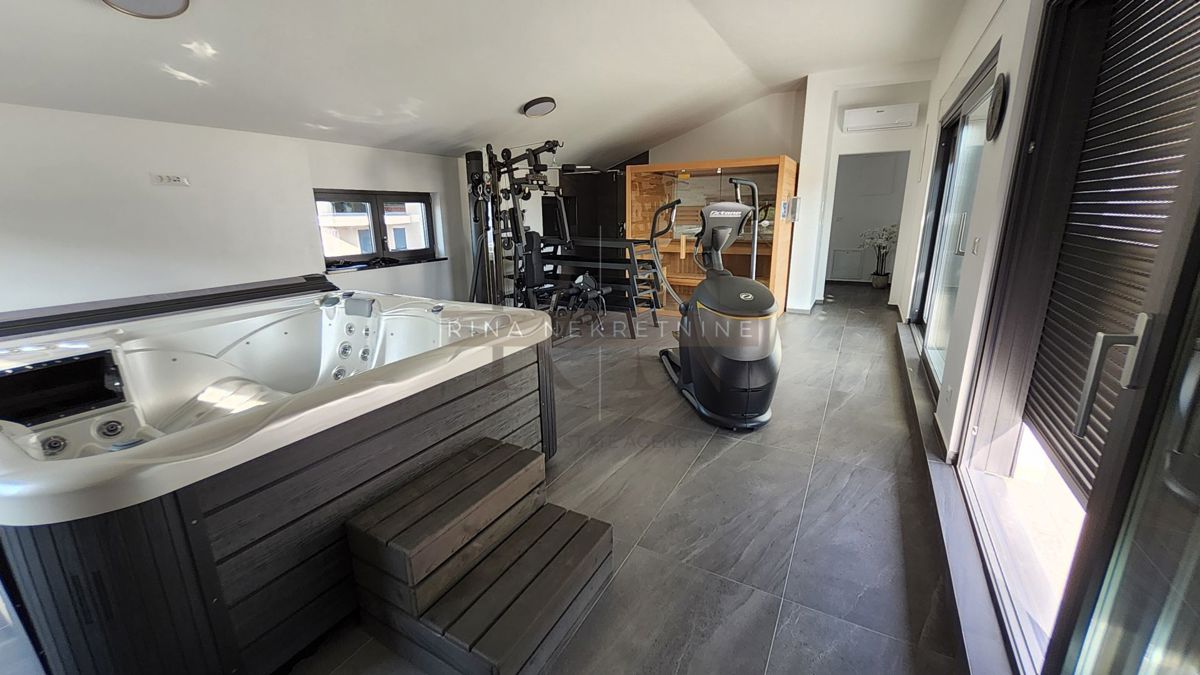 Luksuzna vila z bazenom, jacuzzijem in savno – novogradnja, 800 m od morja, 4 zvezdice