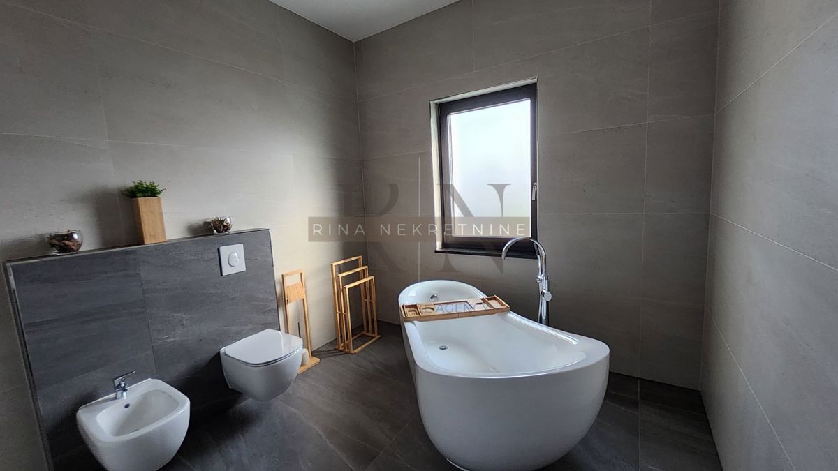 Luksuzna vila z bazenom, jacuzzijem in savno – novogradnja, 800 m od morja, 4 zvezdice