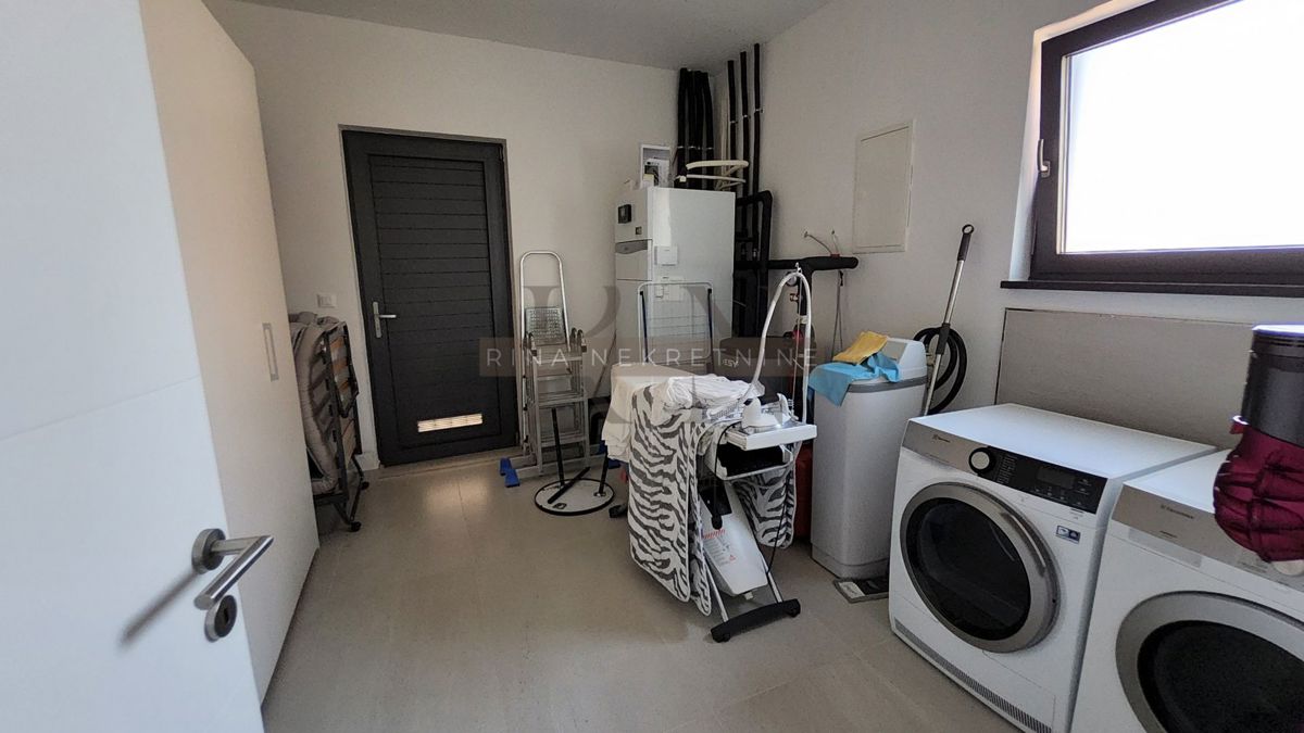 Luksuzna vila z bazenom, jacuzzijem in savno – novogradnja, 800 m od morja, 4 zvezdice