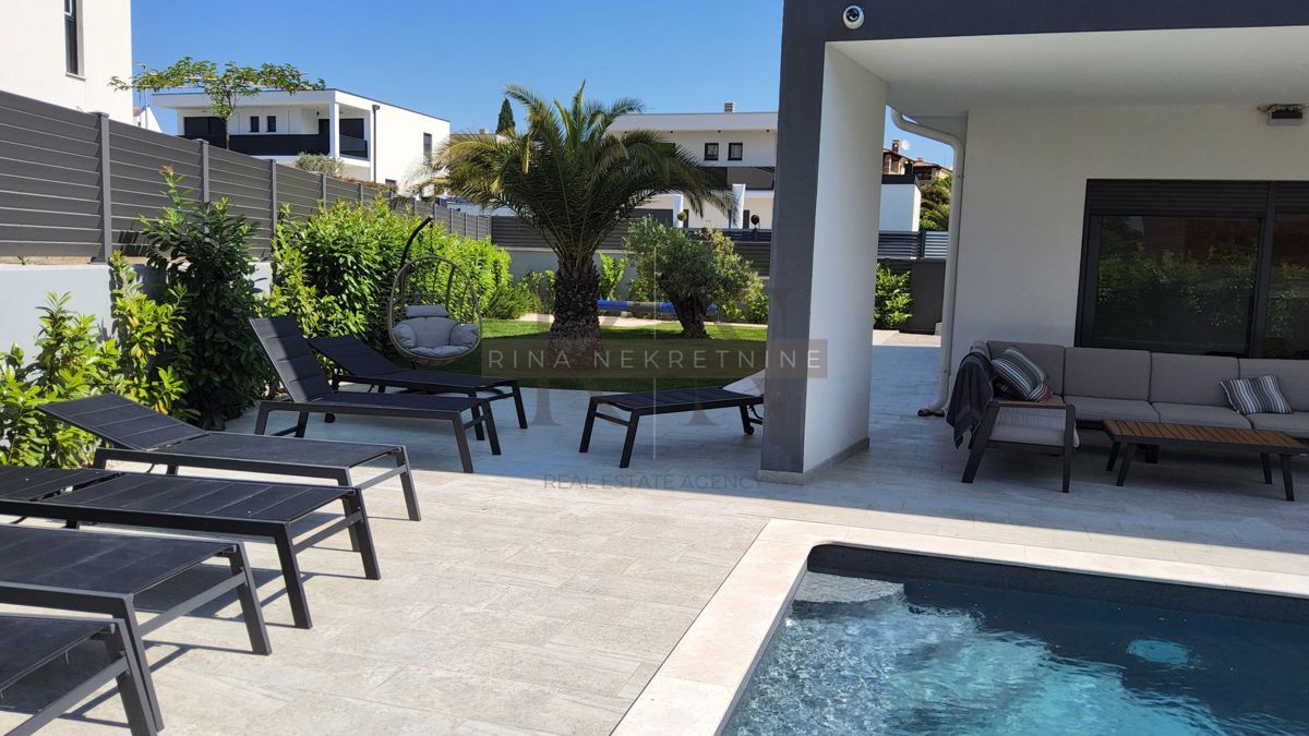 Luksuzna vila z bazenom, jacuzzijem in savno – novogradnja, 800 m od morja, 4 zvezdice