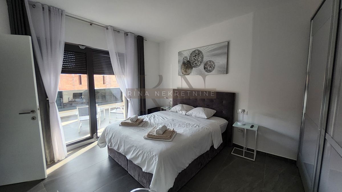 Luksuzna vila z bazenom, jacuzzijem in savno – novogradnja, 800 m od morja, 4 zvezdice