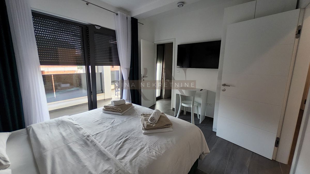 Luksuzna vila z bazenom, jacuzzijem in savno – novogradnja, 800 m od morja, 4 zvezdice