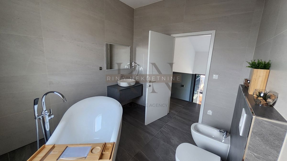 Luksuzna vila z bazenom, jacuzzijem in savno – novogradnja, 800 m od morja, 4 zvezdice