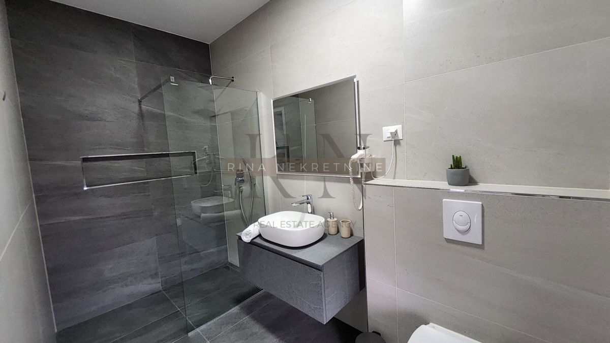 Luksuzna vila z bazenom, jacuzzijem in savno – novogradnja, 800 m od morja, 4 zvezdice