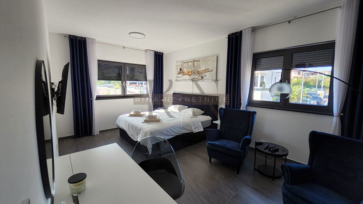 Luksuzna vila z bazenom, jacuzzijem in savno – novogradnja, 800 m od morja, 4 zvezdice