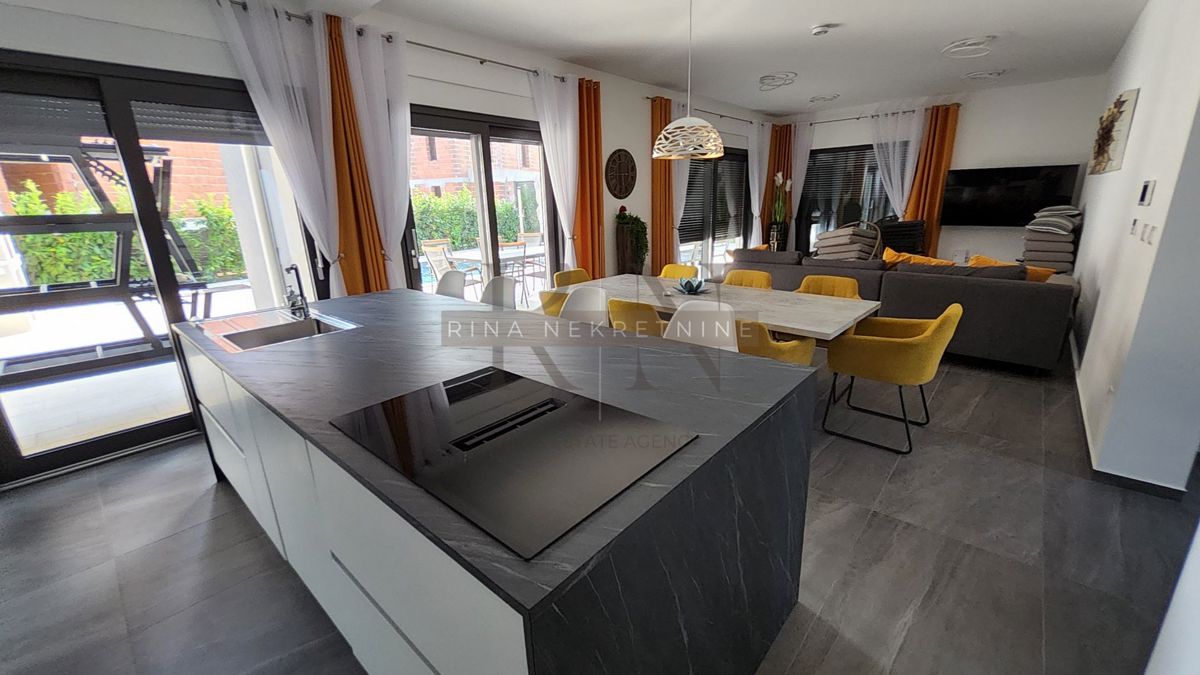 Luksuzna vila z bazenom, jacuzzijem in savno – novogradnja, 800 m od morja, 4 zvezdice