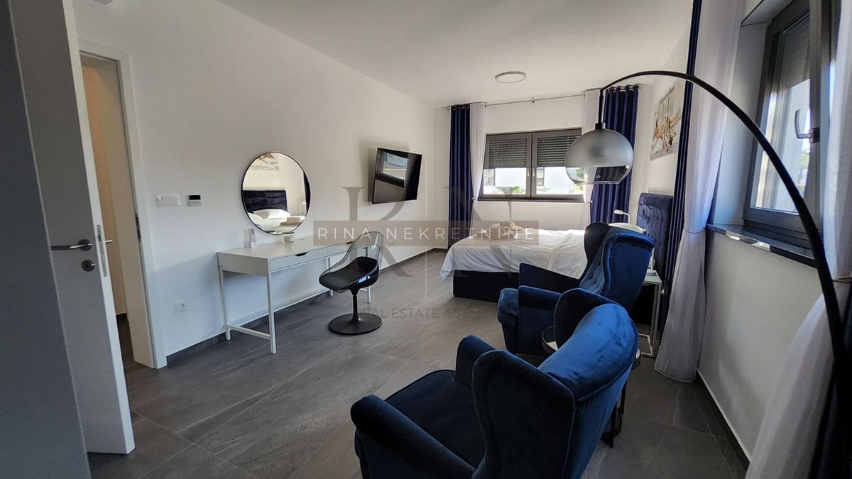 Luksuzna vila z bazenom, jacuzzijem in savno – novogradnja, 800 m od morja, 4 zvezdice