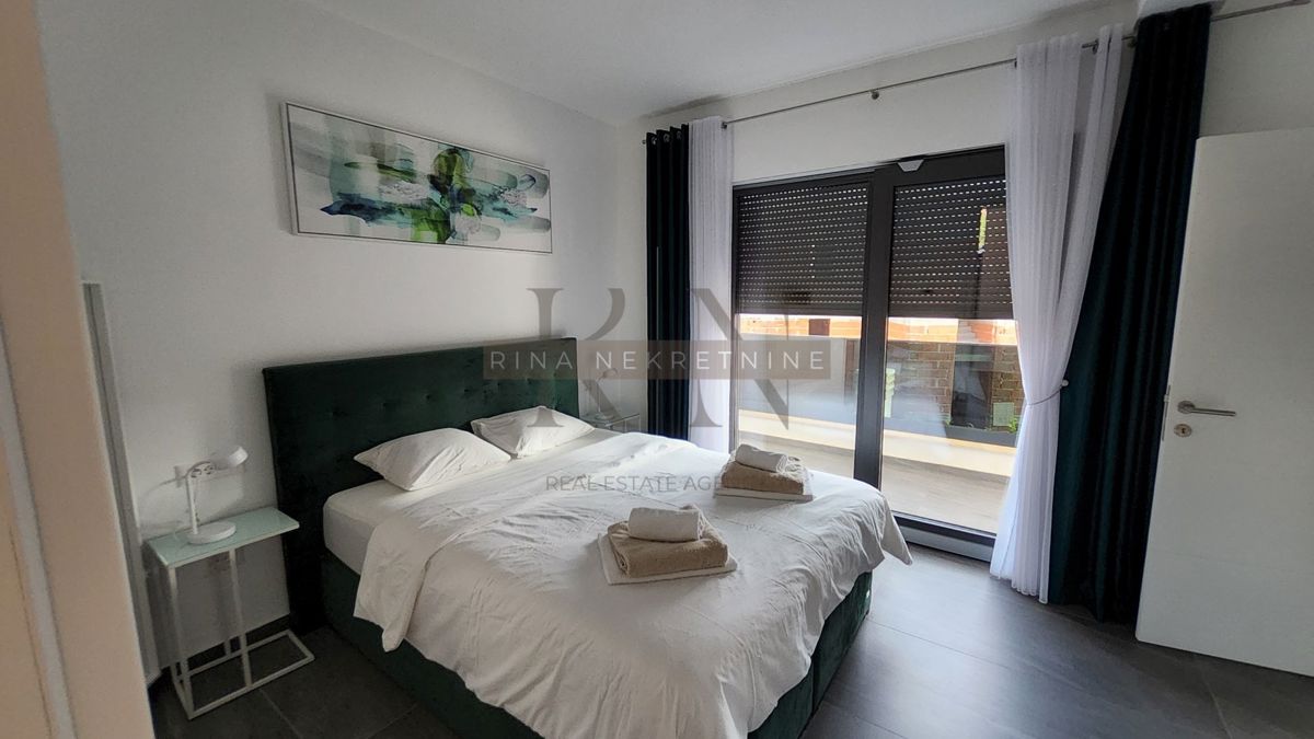 Luksuzna vila z bazenom, jacuzzijem in savno – novogradnja, 800 m od morja, 4 zvezdice