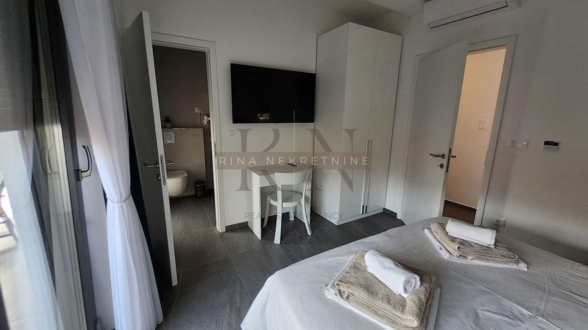 Luksuzna vila z bazenom, jacuzzijem in savno – novogradnja, 800 m od morja, 4 zvezdice
