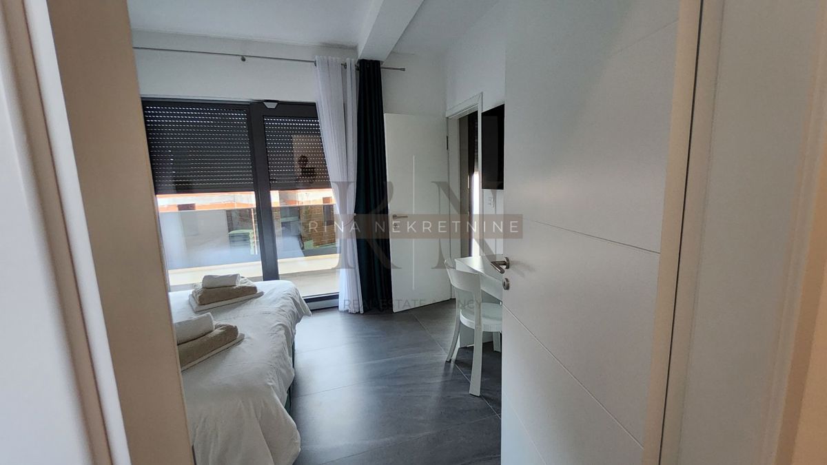 Luksuzna vila z bazenom, jacuzzijem in savno – novogradnja, 800 m od morja, 4 zvezdice