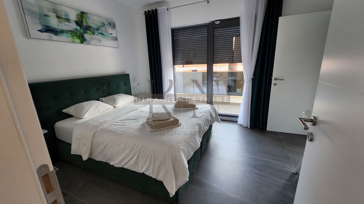 Luksuzna vila z bazenom, jacuzzijem in savno – novogradnja, 800 m od morja, 4 zvezdice