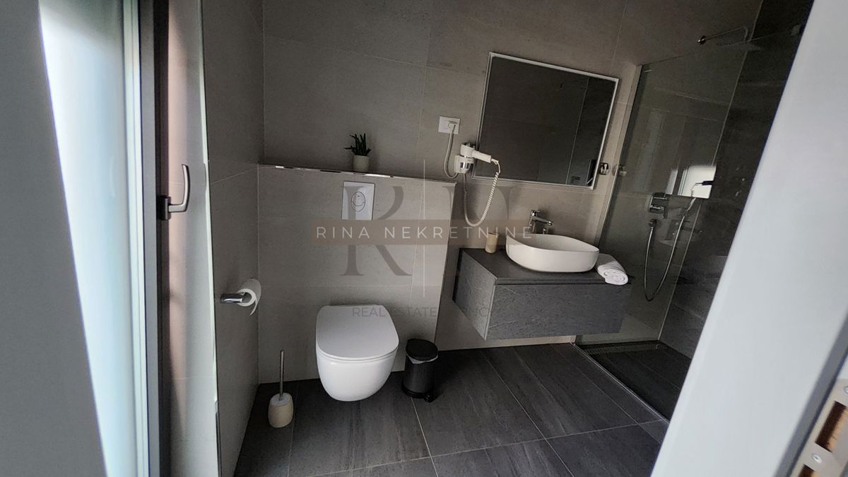 Luksuzna vila z bazenom, jacuzzijem in savno – novogradnja, 800 m od morja, 4 zvezdice