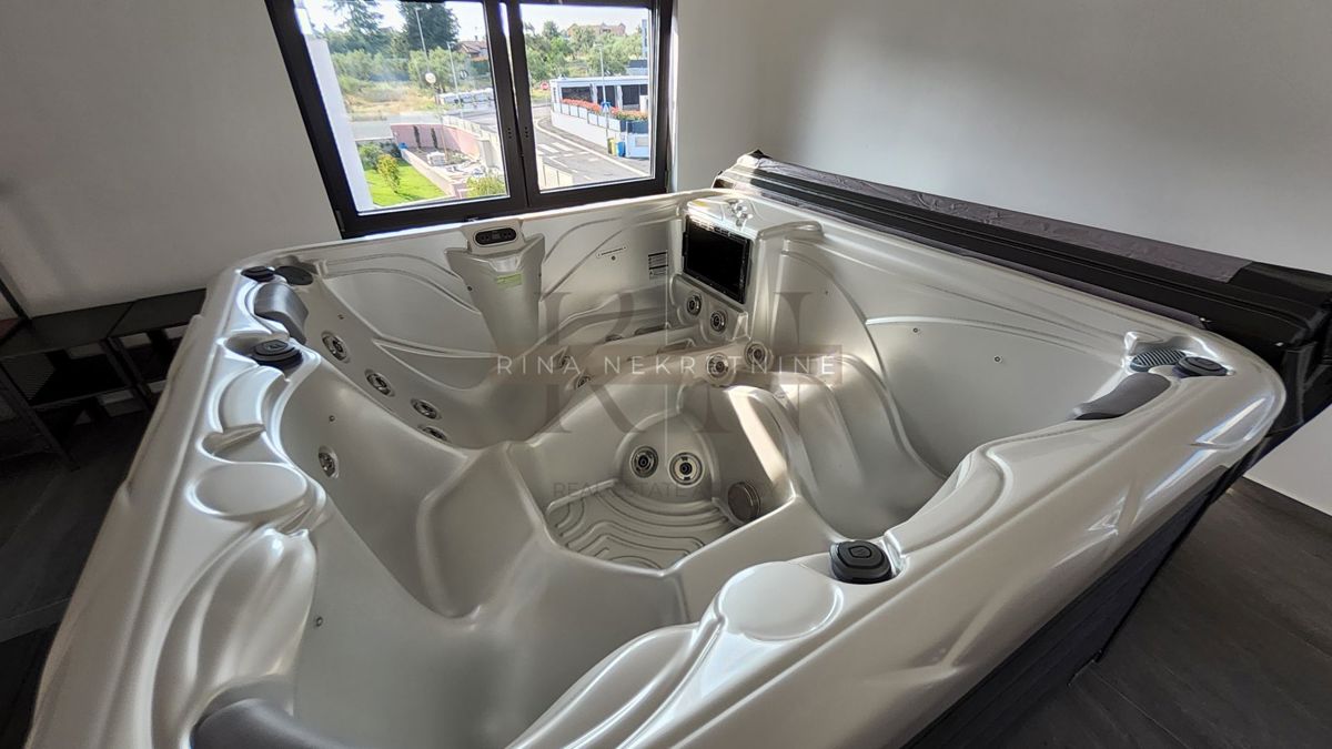 Luksuzna vila z bazenom, jacuzzijem in savno – novogradnja, 800 m od morja, 4 zvezdice