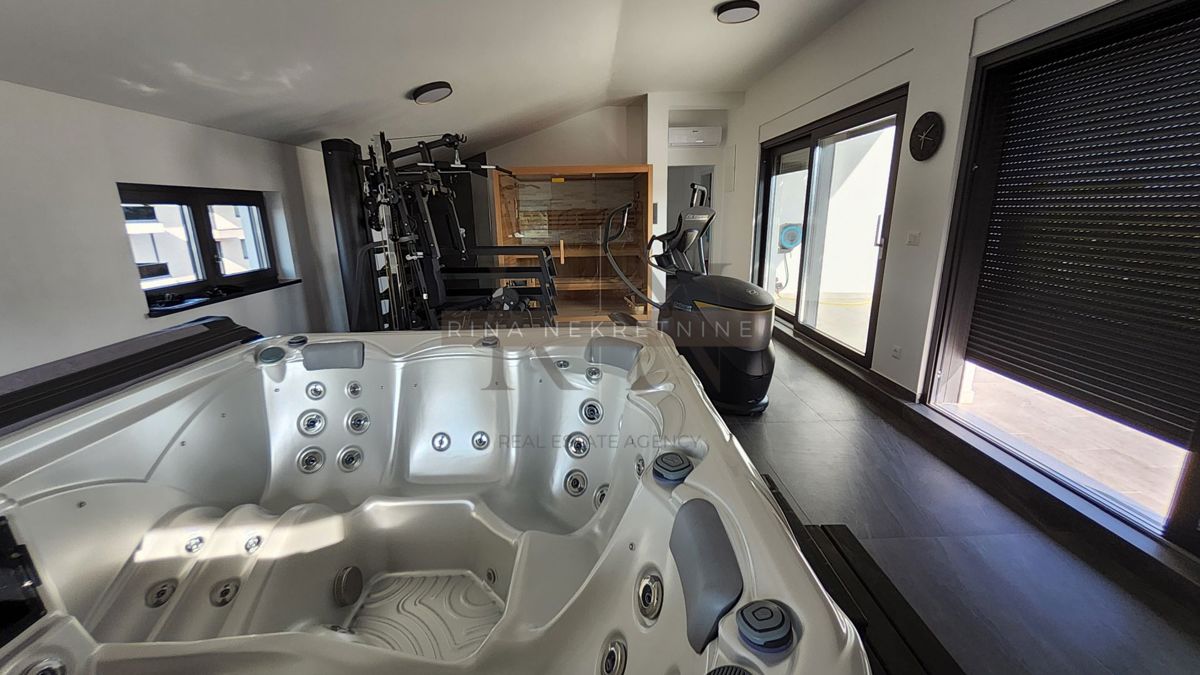 Luksuzna vila z bazenom, jacuzzijem in savno – novogradnja, 800 m od morja, 4 zvezdice