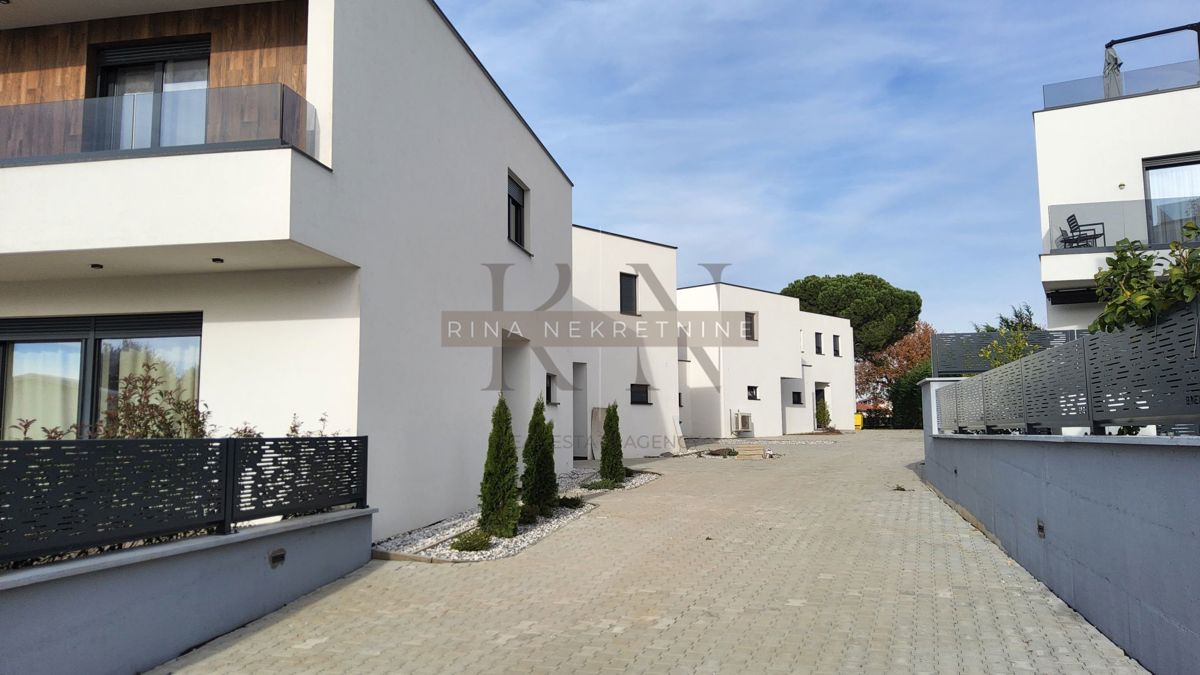 Istra – Poreč: Vrstna Hiša z Vrtom in Pogledom na Morje