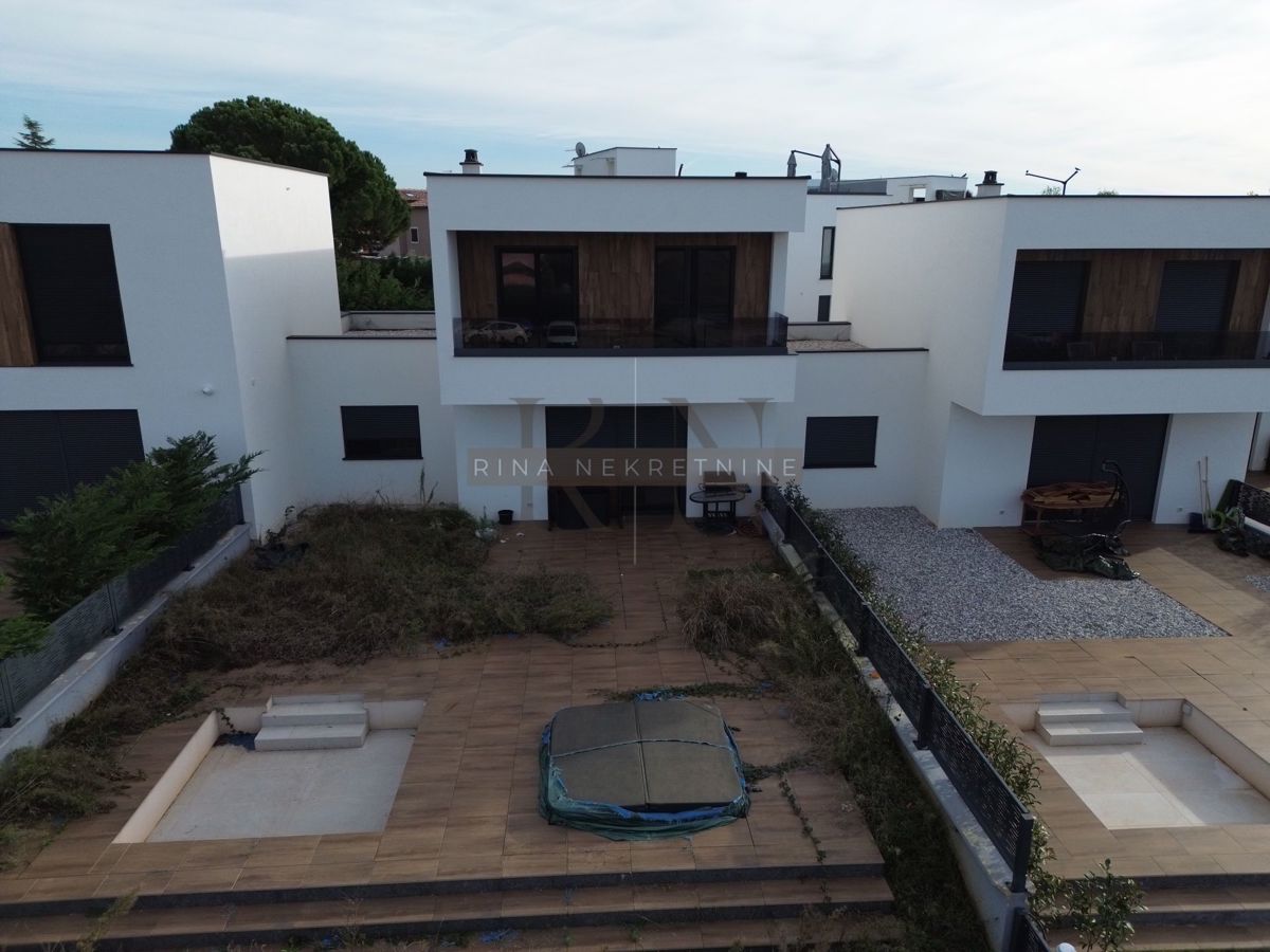 Istra – Poreč: Vrstna Hiša z Vrtom in Pogledom na Morje