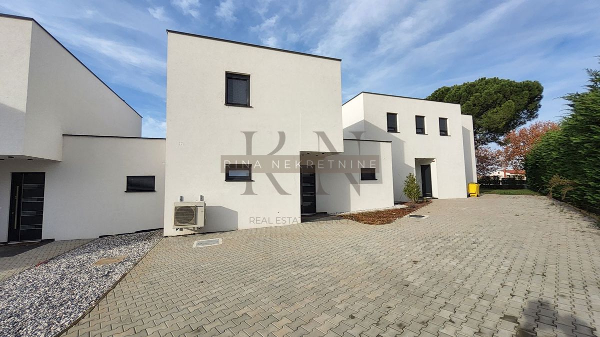 Istra – Poreč: Vrstna Hiša z Vrtom in Pogledom na Morje