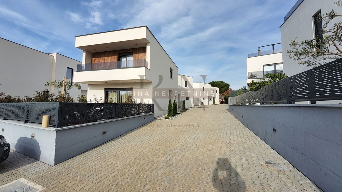 Istra – Poreč: Vrstna Hiša z Vrtom in Pogledom na Morje