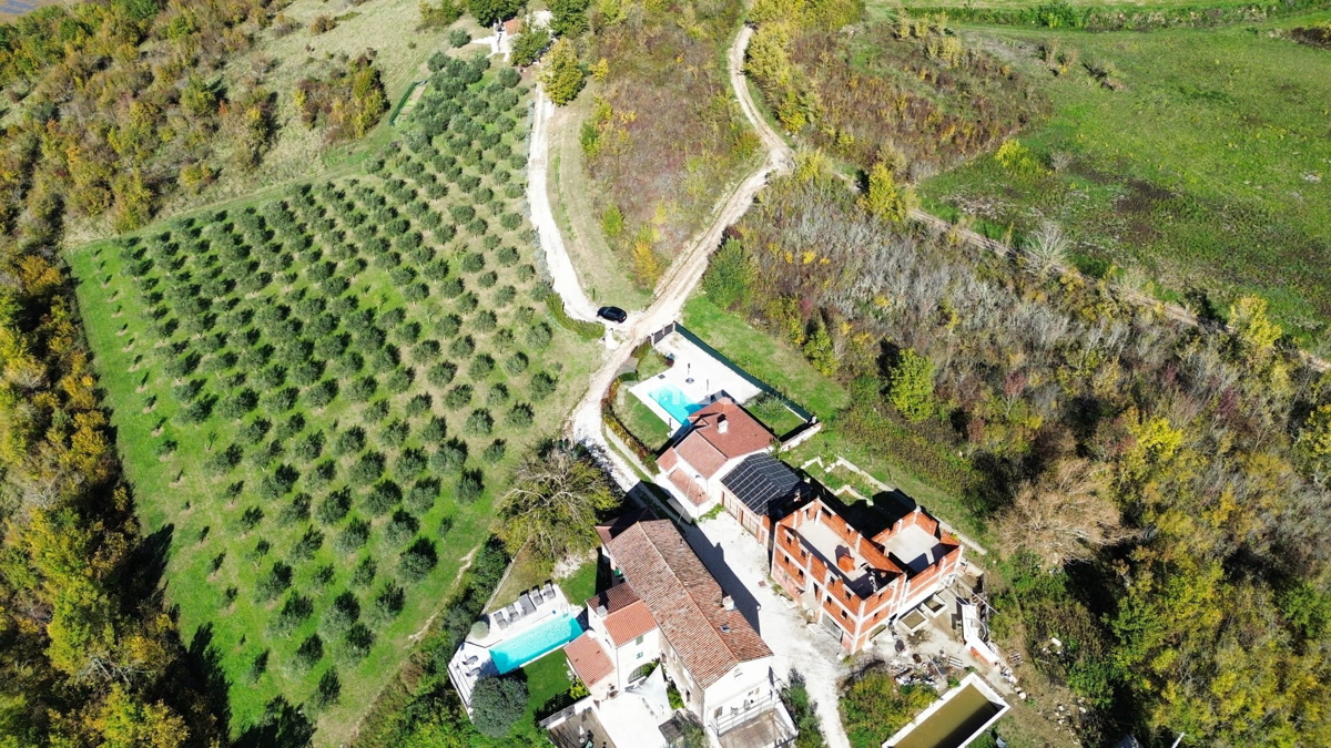 Hiša z bazenom, obdana z zelenimi griči - Motovun okolica - 85 m² + (467 m²)