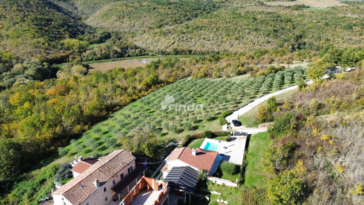 Hiša z bazenom, obdana z zelenimi griči - Motovun okolica - 85 m² + (467 m²)