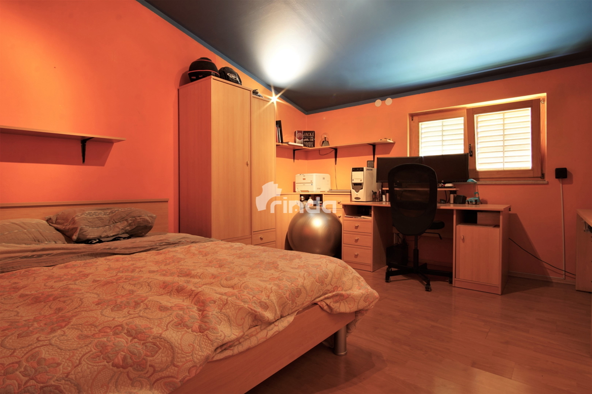 Hiša - Marčana - 124 m2 + (garaža 98 m2) + 26.288 m2 zemljišča